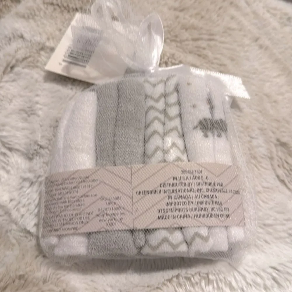 NWT Baby Lounge Washcloths- Set Of 4‎ white & Gray Baby Zebra Waves Solid Gray